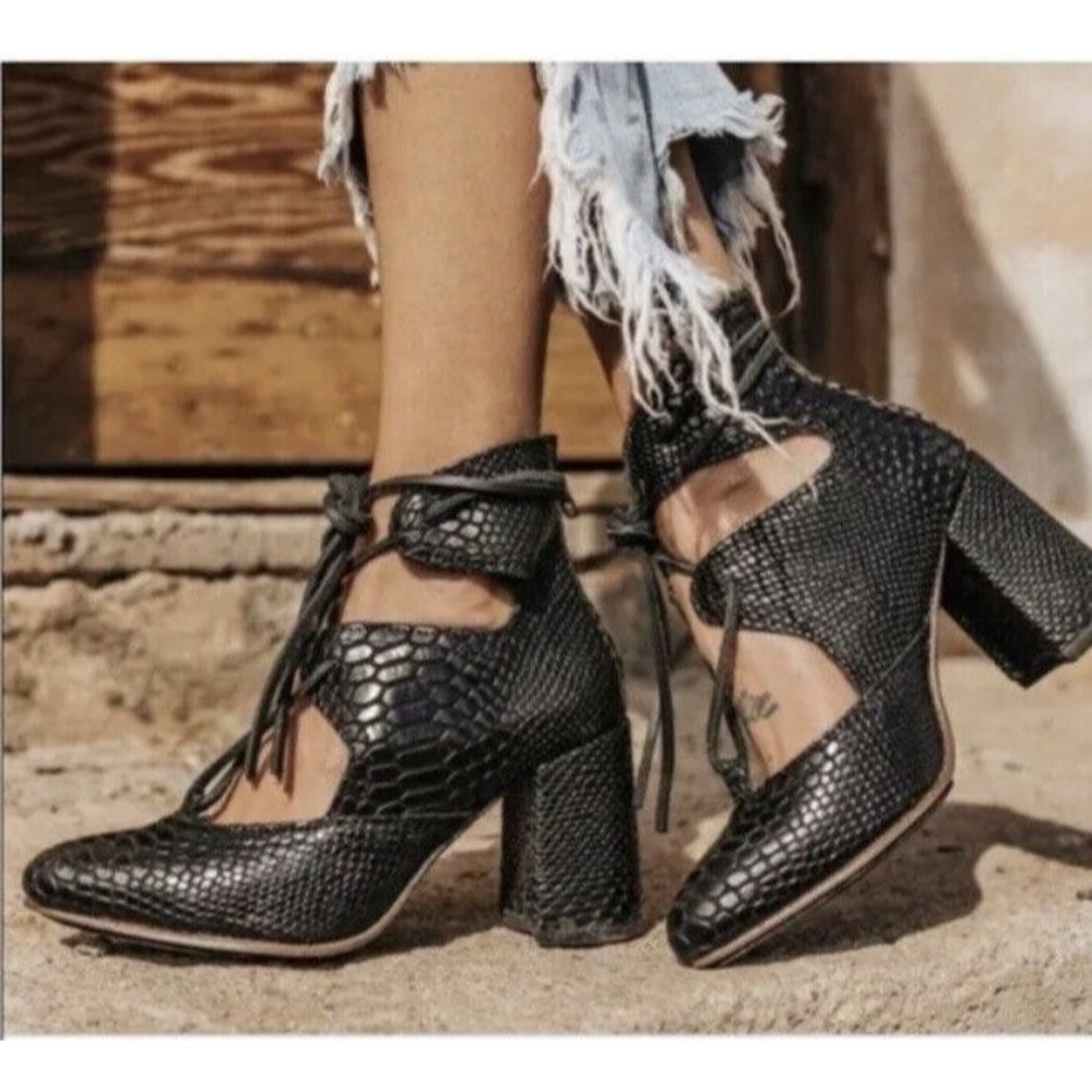FREEBIRD by Steven | Joyce Black Snake Lace Up heels women’s 10